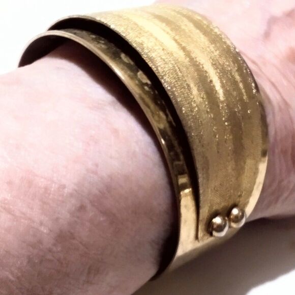 Vintage Mid Century Gold Tone Textured Cuff Bracelet - Picture 6 of 7